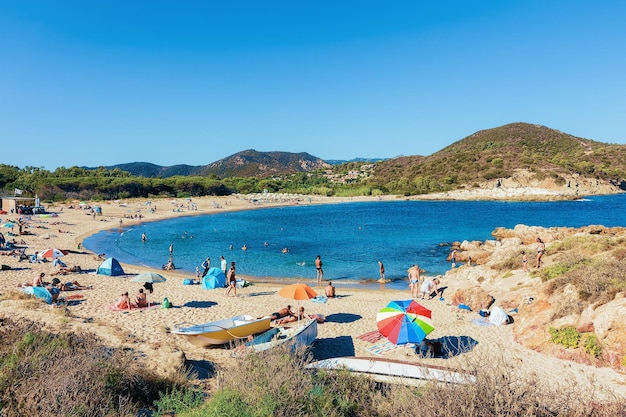 Chia, Itália - 14 de setembro de 2017: Pessoas na praia de Chia e no mar Mediterrâneo, Sardenha, Itália