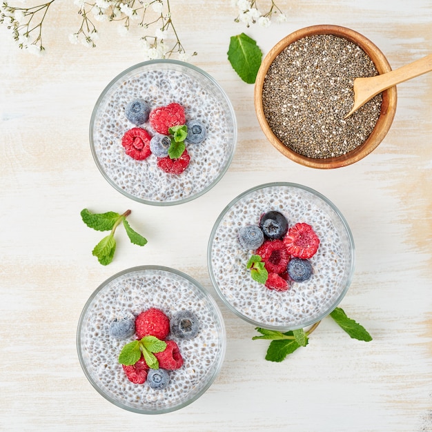 Foto chia-pudding, draufsicht, frische beerenhimbeeren, blaubeeren.