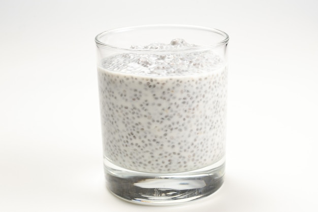 Chia Pudding im Glas auf einem weißen Hintergrund