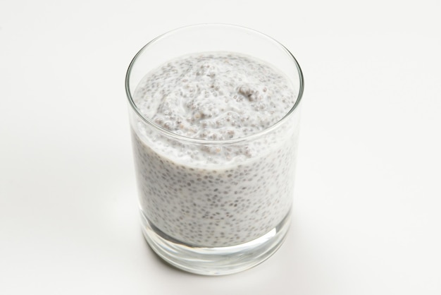 Chia-Pudding im Glas auf weißem Hintergrund. Platz für Text oder Design.