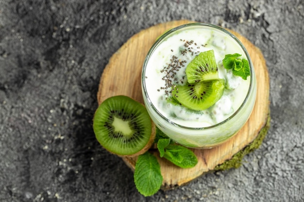 Chia Pudding Minze und Kiwi laktosefreier Joghurt Leckeres Frühstück oder Snack Clean Eating Diät veganes Essen Konzept Draufsicht