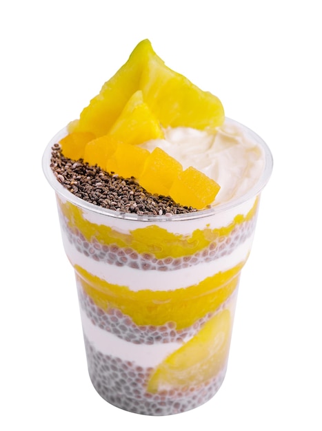 Chia-Pudding mit Ananas, isoliert auf weiss