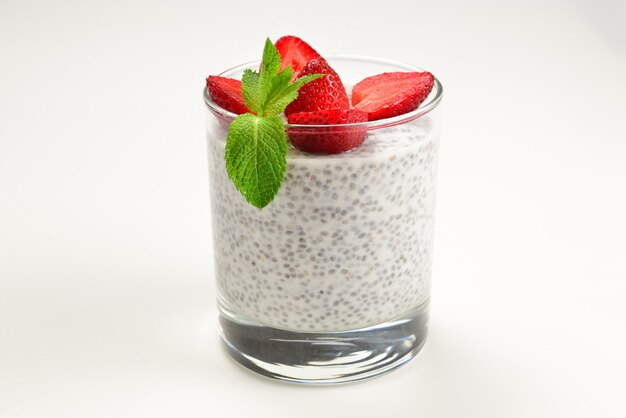 Chia-Pudding mit Erdbeere und Minze auf weißem Hintergrund. Platz für Text oder Design.