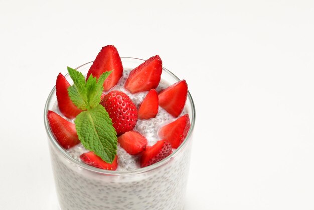 Chia-Pudding mit Erdbeere und Minze auf weißem Hintergrund Platz für Text oder Design