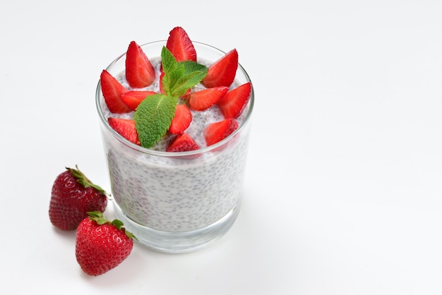 Chia-Pudding mit Erdbeere und Minze auf weißem Hintergrund Platz für Text oder Design