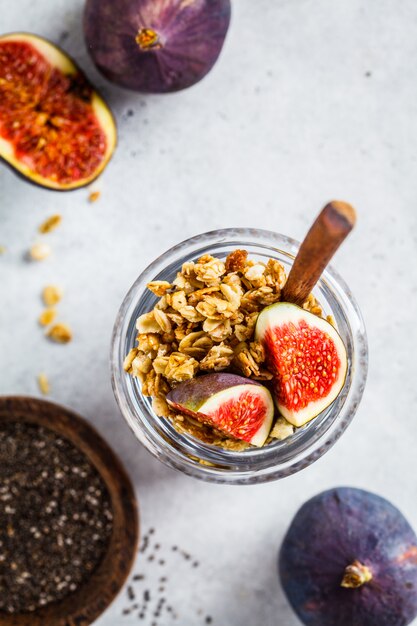 Chia-Pudding mit Feigen und Müsli im Glas.