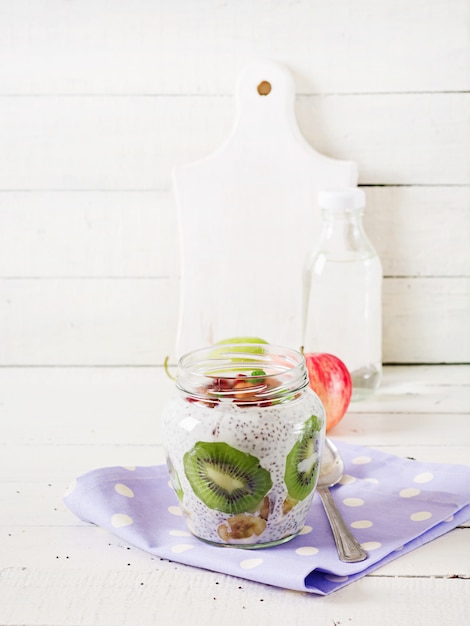 Chia Pudding mit frischen Beeren im Glas.