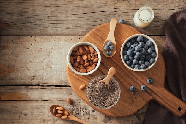 Chia-Pudding mit frischen Beeren und Mandelmilch. Superfood-Konzept. Vegane, vegetarische und gesunde Ernährung mit Bio-Produkten