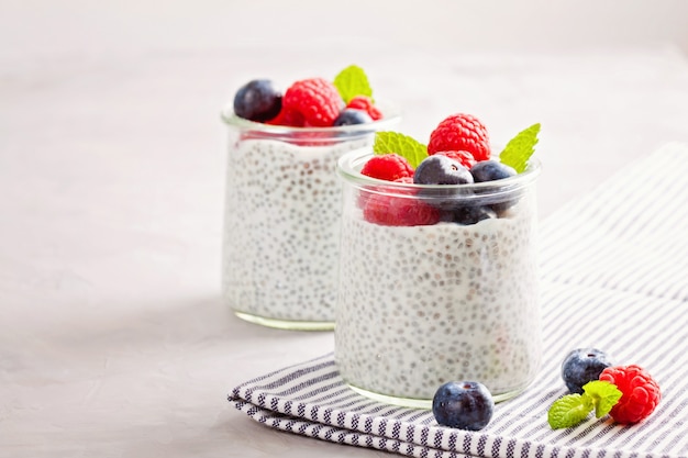 Chia Pudding mit frischen Beeren und Mandelmilch. Superfood-Konzept. Vegane, vegetarische und gesunde Ernährung mit Bio-Produkten