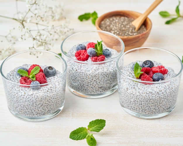 Chia-Pudding mit frischen Beerenhimbeeren, Blaubeeren.