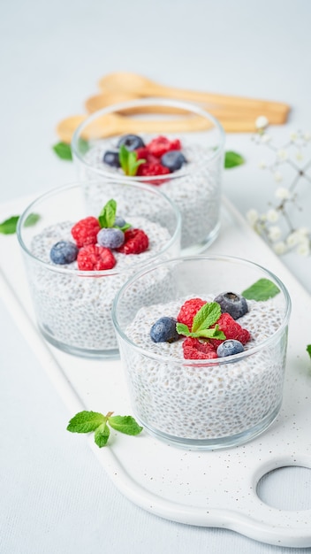 Chia-Pudding mit frischen Beerenhimbeeren, Blaubeeren.