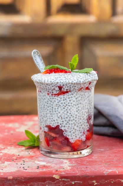 Chia-Pudding mit frischen Erdbeeren zum Frühstück