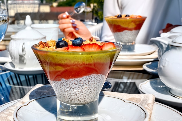 Chia Pudding mit Früchten auf einem Glas