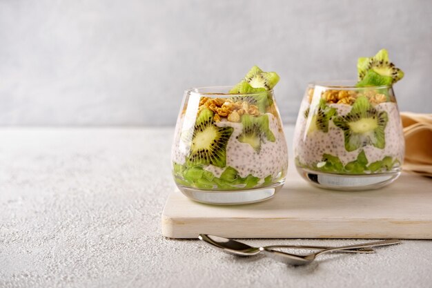 Chia Pudding mit Kiwi auf grauem Hintergrund. Gesunde Ernährung, Superfood. Nahaufnahme.