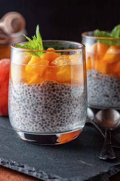 Chia Pudding mit Kokosmilch und Pfirsichen