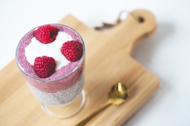 Chia-Pudding mit Mandelmilch, Joghurt, Pitaya-Pulver und Himbeeren. Veganes Konzept.