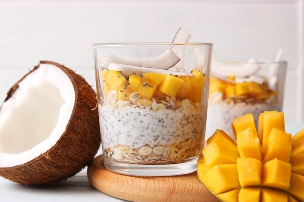 Chia-Pudding mit Mango-Granola und Honig gesundes Dessert richtige Ernährung