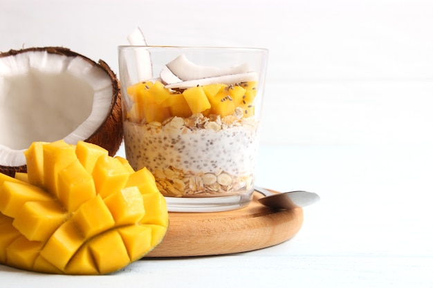 Chia-Pudding mit Mango-Granola und Honig gesundes Dessert richtige Ernährung