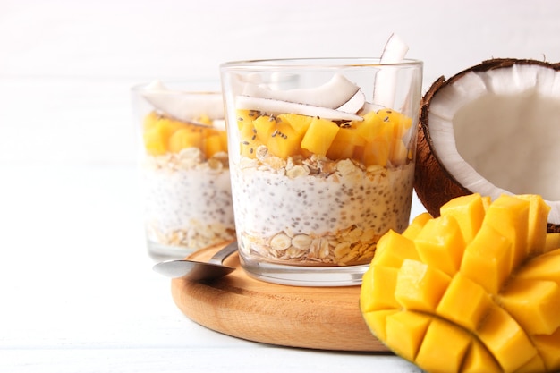 Chia-Pudding mit Mango-Granola und Honig gesundes Dessert richtige Ernährung