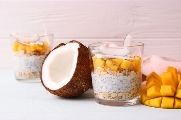 Chia-Pudding mit Mango, Müsli und Honig. Gesundes Dessert, richtige Ernährung, super Essen. Foto in hoher Qualität