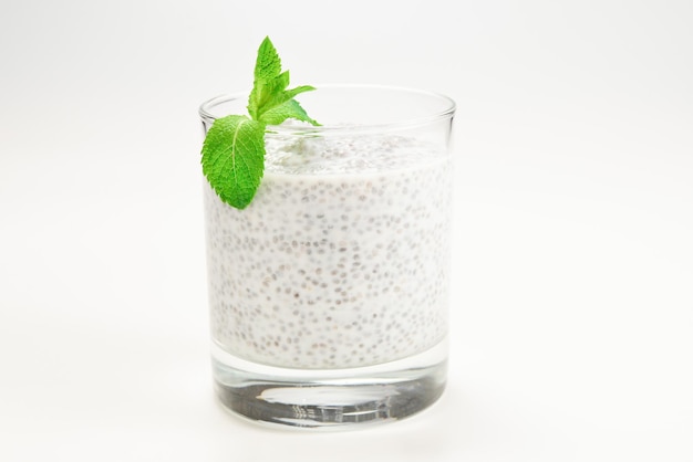 Chia-Pudding mit Minze auf weißem Hintergrund. Platz für Text oder Design.