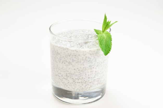 Chia-Pudding mit Minze auf weißer Fläche