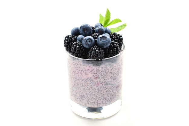 Chia-Pudding mit Minze, Blaubeere, Brombeere auf weißem Hintergrund. Platz für Text oder Design.