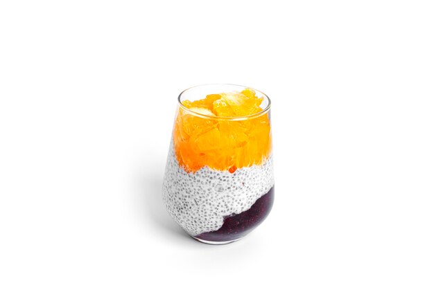 Chia-Pudding mit Orangenstücken und Erdbeermarmelade isoliert auf weißem Hintergrund. Mehrschichtiges gesundes Dessert. Chia-Mousse. Foto in hoher Qualität