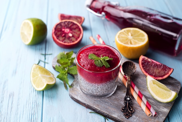 Chia-Pudding mit rotem Beerenpüree