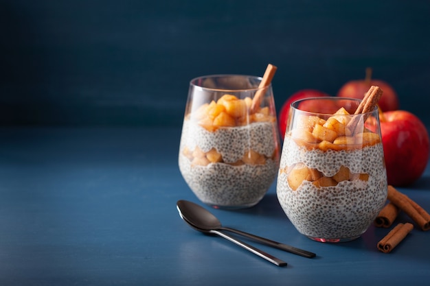 Chia-Pudding mit zimtgekochten Äpfeln und Erdnussbutter