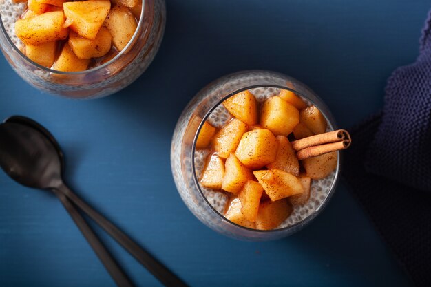 Chia-Pudding mit zimtgekochten Äpfeln und Erdnussbutter