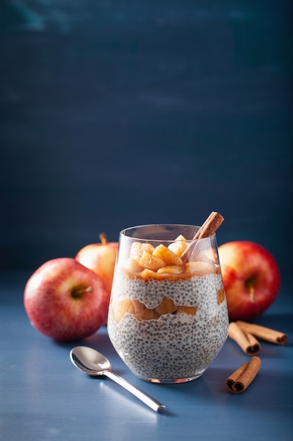 Chia-Pudding mit zimtgekochten Äpfeln und Erdnussbutter