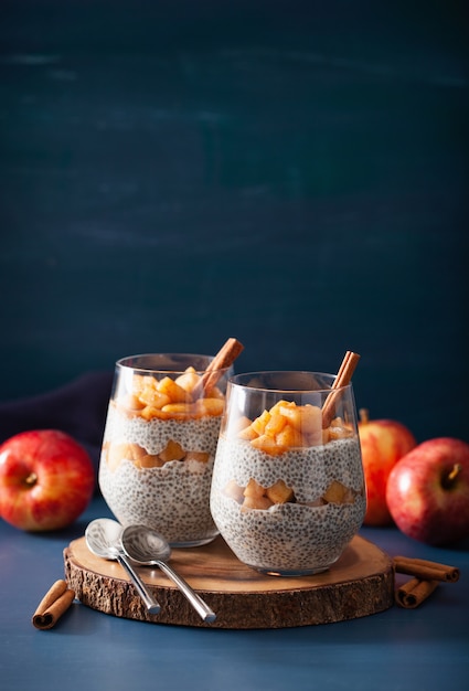 Chia-Pudding mit zimtgekochten Äpfeln und Erdnussbutter