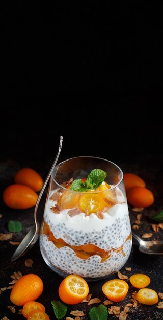 Chia-Pudding-Parfait, geschichtet mit Kumquat und Müsli