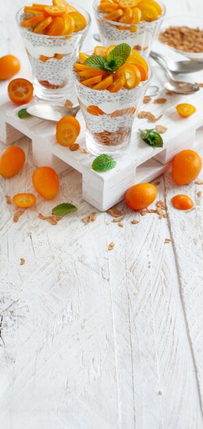 Chia-Pudding-Parfait, geschichtet mit Kumquat und Müsli