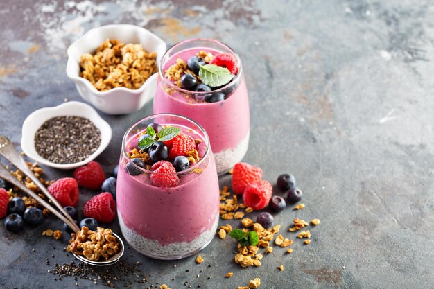 Foto chia pudding parfait mit beeren-smoothie