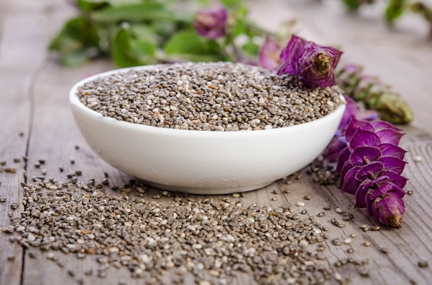 Chia sät gesundes Superfood mit Blume auf Holztisch