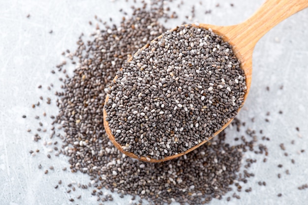 Chia-Samen in einem Holzlöffel. Superfood, gesundes Konzept