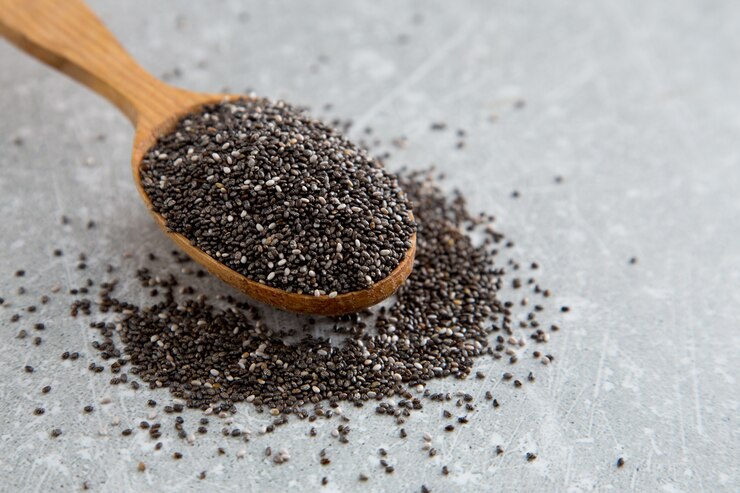 Foto chia-samen in einem holzlöffel. superfood, gesundes konzept