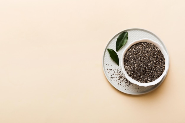 Chia-Samen in einer Schüssel auf farbigem Hintergrund Gesundes Salvia hispanica in einer kleinen Schüssel Gesundes Superfood