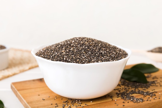 Chia-Samen in Schüssel auf farbigem Hintergrund Gesundes Salvia hispanica in kleiner Schüssel Gesundes Superfood