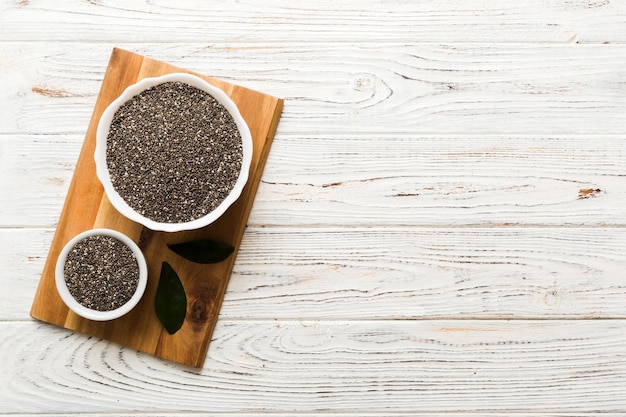 Chia-Samen in Schüssel auf farbigem Hintergrund Gesundes Salvia hispanica in kleiner Schüssel Gesundes Superfood