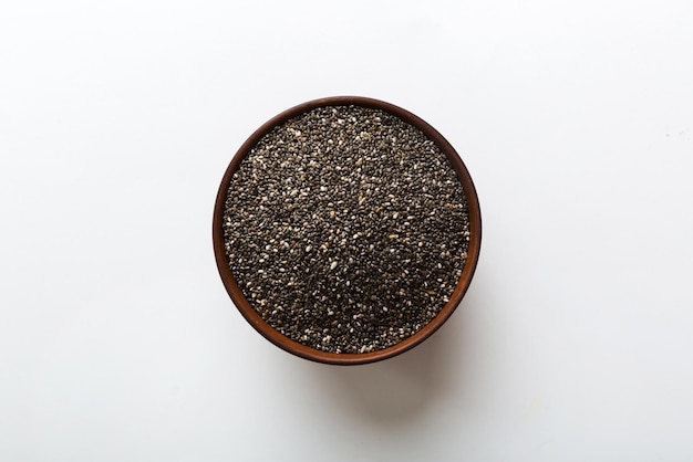 Chia-Samen in Schüssel auf farbigem Hintergrund Gesundes Salvia hispanica in kleiner Schüssel Gesundes Superfood