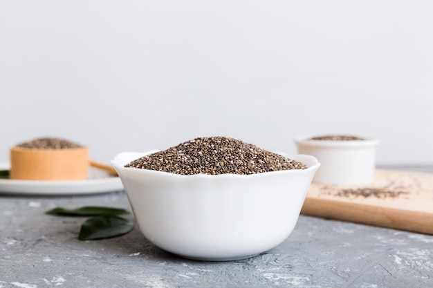 Chia-Samen in Schüssel auf farbigem Hintergrund Gesundes Salvia hispanica in kleiner Schüssel Gesundes Superfood