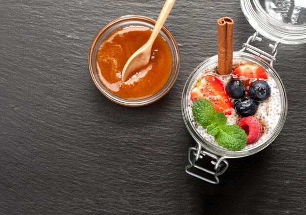 Chia-Samen-Pudding mit Heidelbeeren, Himbeeren und Erdbeeren von oben