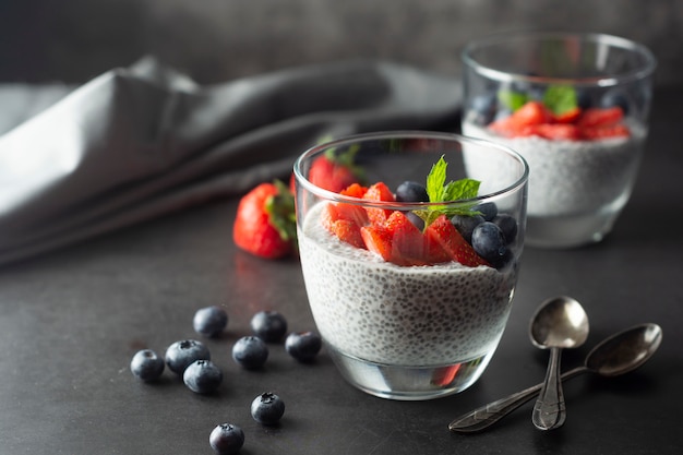 Chia-Samenpudding mit Erdbeeren und Blaubeeren