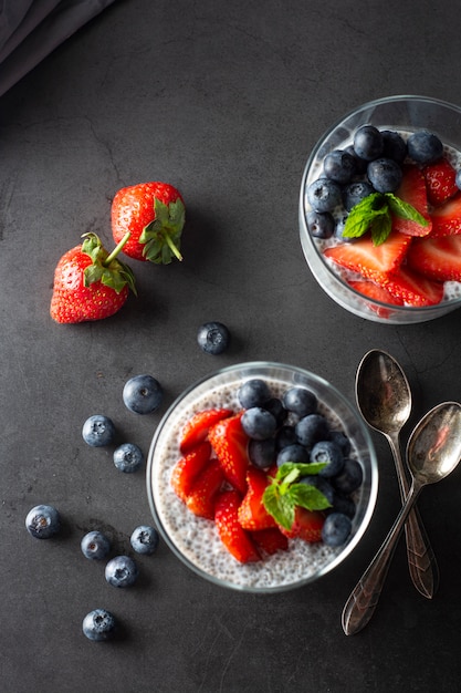 Chia-Samenpudding mit Erdbeeren und Blaubeeren