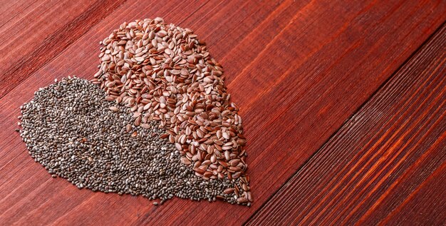 Chia und Flachs auf einem Holztisch. Konzept der gesunden Ernährung