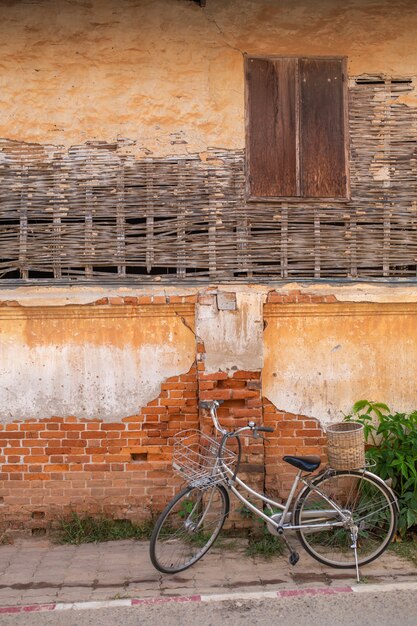 [CHIANG KHAN] Fahrrad und altes Haus in Chiang Khan Thailand