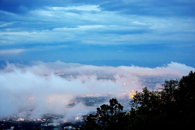 Chiang Mai City auf Landschaft Doi Suthep-Berg im Dämmerungshimmel mit nebelhafter Wolke